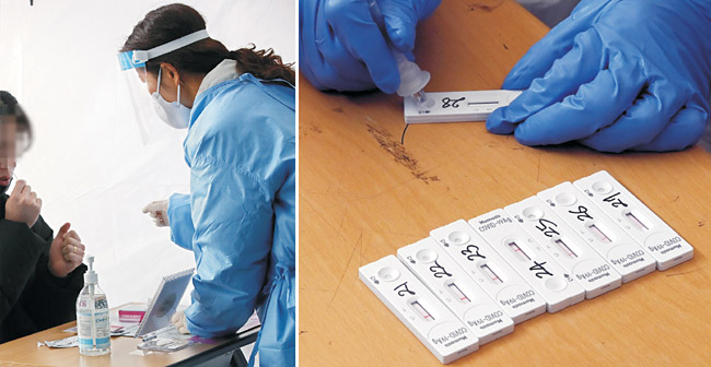 26일 오전 코로나19 신속항원검사가 도입된 광주 서구선별진료소에서 한 시민이 자가검사키트로 검체를 채취하고 있다. 같은 날 오전 경기 안성시보건소 의료진이 자가검사키트를 살펴보고 있다. 붉은색 두 줄이 나오면 양성으로 유전자증폭(PCR) 검사를 받게 된다.  연합뉴스, 신창섭 기자
