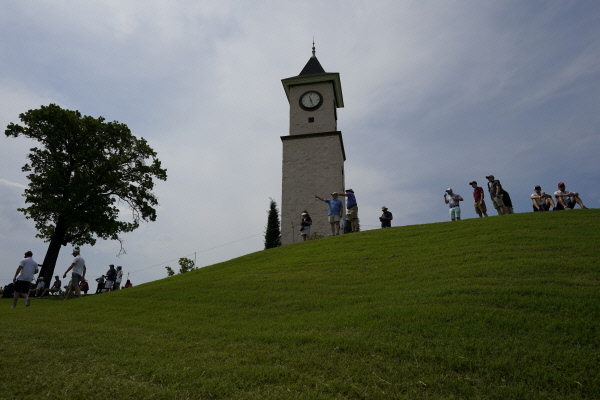 2021~2022시즌 PGA투어 두 번째 메이저대회인 PGA챔피언십의 무대인 미국 오클라호마주 털사의 서던힐스컨트리클럽은 1996년에 만들어진 시계탑이 대표적인 상징물이다.  AP뉴시스