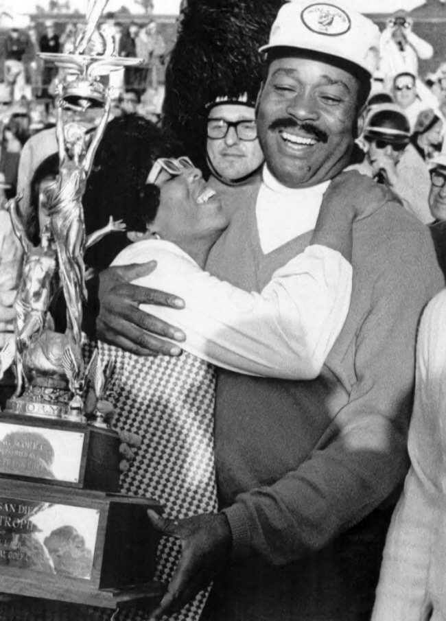 1964년 흑인 사상 첫 PGA 우승컵 들어올려