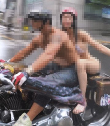 ‘오토바이 비키니 커플’ 과다노출 혐의로 경찰에 입건