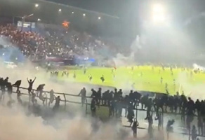 [영상] 축구경기장 폭동에 최소 129명 사망...인도네시아 경찰 발표