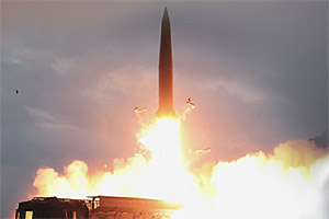 ‘모험주의적 현상타파’ 노리는 북한… 미사일 도발로 전술핵 예행연습