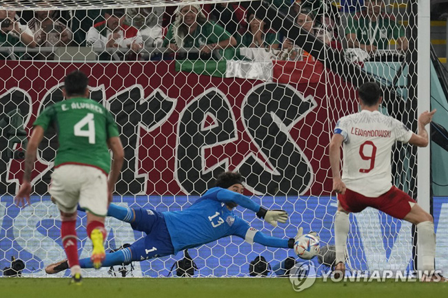 ‘Mexican Spider Hand’ Ochoa blocks Lewandowski’s penalty kick