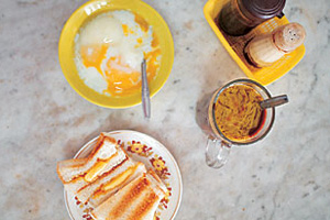 기름기 없는 토스트 식빵에 달콤한 ‘카야잼’ … 수란에 찍어 커피와 곁들이는 길거리 음식