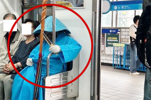 “도대체 정체가 뭐지”…지하철에 등장한 파란 삿갓男
