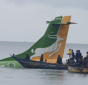 [영상]공항 착륙하려다 호수에 추락한 탄자니아 여객기…최소 19명 사망