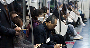 버스·지하철 승객 대부분 마스크 착용… ‘자율방역’ 시험대