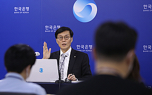 “성인 가상화폐 계좌 보유가 골칫거리”라는 한국은행 총재