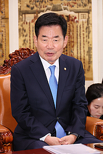 민주당 출신 김진표 의장 “안보·경제상 불가피”… 윤석열 결단에 힘 실어줘