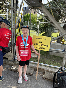 ‘손·증손주 19명과 함께 뛰어’…96세 캐나다 할머니, 5㎞ 51분9초 완주 ‘세계신기록’