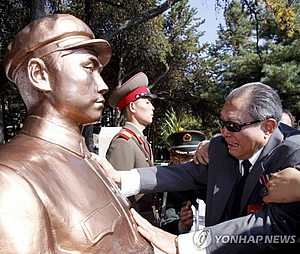 “다신 계란볶음밥 안 만들것”…마오쩌둥 아들 모욕 논란에 사과한 中 인기셰프