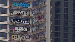 미국 LA 55층 빌딩에 층마다 그래피티…2명 체포