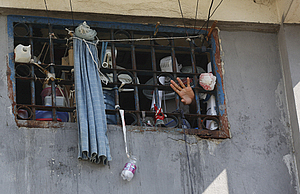 ‘무법천지’ 아이티, 대혼돈 속 교도소도 갱단에 습격당했다...수천 명 탈옥