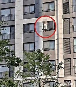 “담배와 목숨 바꿀 셈인가” 고층아파트 창틀에 서서 담배 핀 입주민