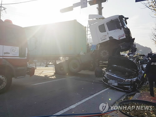 브레이크 풀린 25t트레일러 비탈길 질주… 출근길 ‘날벼락’ :: 문화일보 munhwa