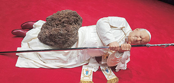 무릎 꿇은 히틀러·운석 맞은 교황… 미술관에 뜬 ‘블랙코미디’