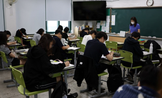 한국·일본·싱가포르 학생들이 공부 잘하는 이유는?