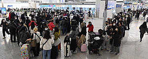 “설 연휴는 해외에서”… 북적이는 인천공항