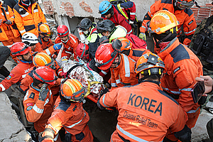 한국 튀르키예 긴급구호대 1진 귀국…생존자 8명 구조 성과