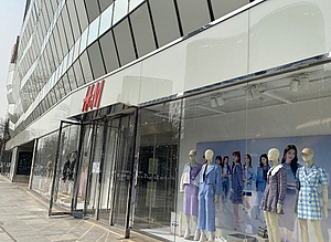 中 불매운동 타깃 된 H&M...베이징 최대번화가 매장 폐쇄