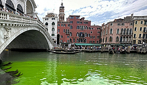 초록색 물든 伊 베네치아 운하…“정체불명 녹색 액체 퍼져, 경찰 조사중”