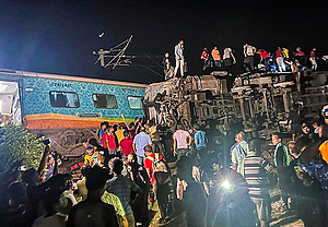 피와 부러진 팔다리 아비규환 …인도 열차 탈선후 쾅 충돌 1000여명 사상