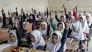 아프간서 초등 여학생 겨냥 독극물 공격‥“교사 등 90명 중독”