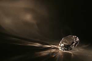 ‘가짜 다이아몬드’로 380억 대출받은 대부업자 등 일당 2심서 감형