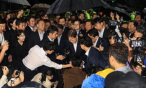 ‘잔칫날 된 서울구치소 앞’… 이재명 지지자들 서로 부둥켜 안으며 환호