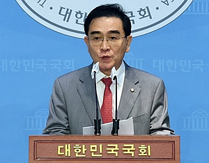 태영호, 文 대북정책 주도 윤건영 지역구 단수공천