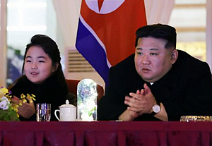 “김정은, 주애 위에 장남 있지만 왜소해서 공개 꺼려”…영국 매체 보도